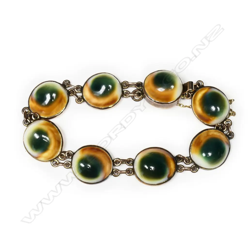 A 9ct gold and cat's eye bracelet, Image 1++