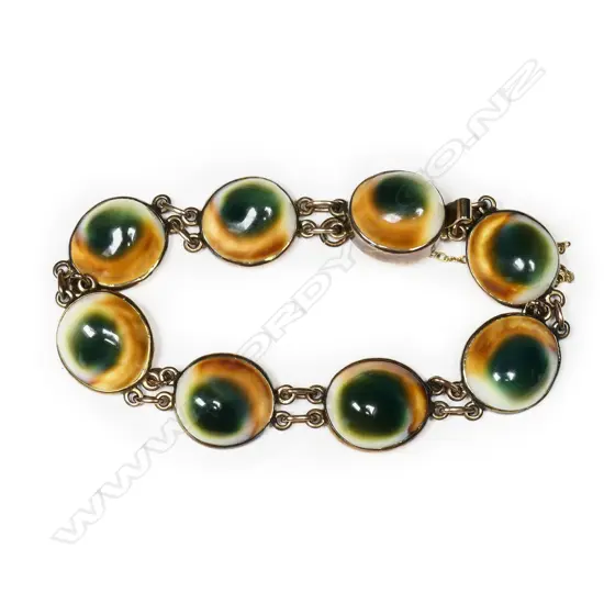 A 9ct gold and cat's eye bracelet,