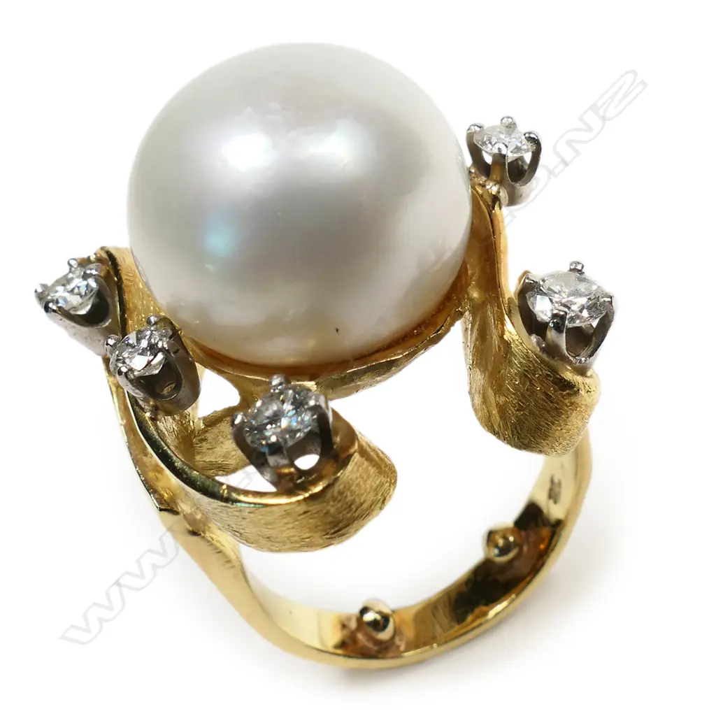 An 18ct yellow gold contemporary designer South Seas pearl and diamond ring, Image 1++
