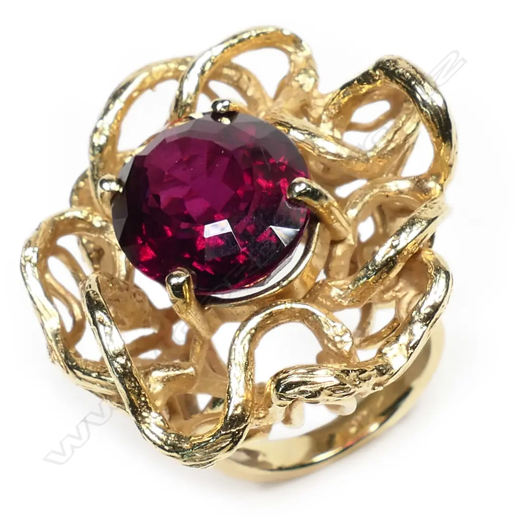 A large vintage designer 14ct yellow gold and garnet ring, Image 1++