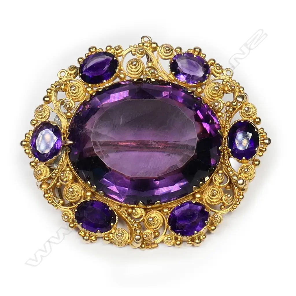 An impressive 22ct gold and amethyst brooch, Image 1++