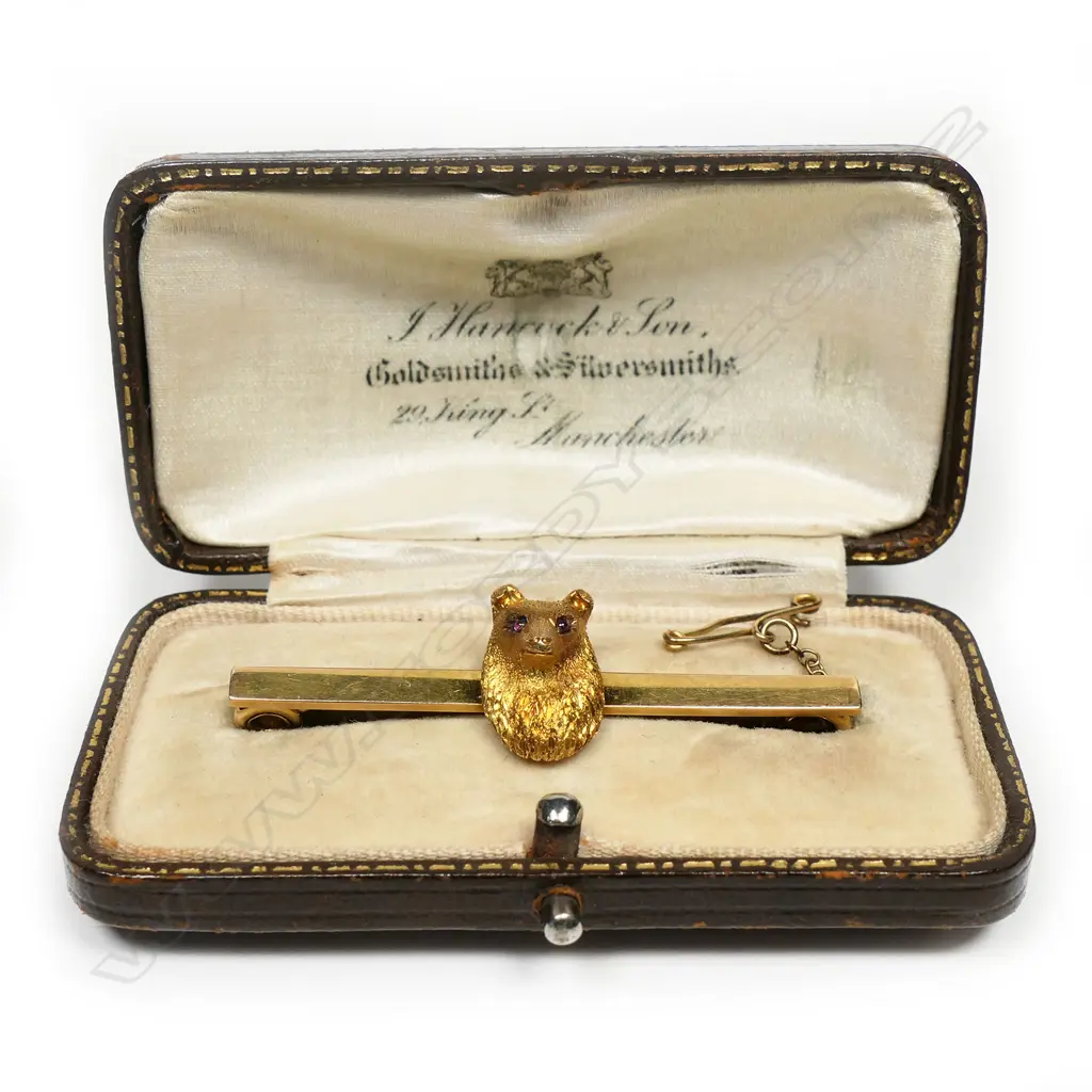 A 15ct gold bar brooch, Image 1++