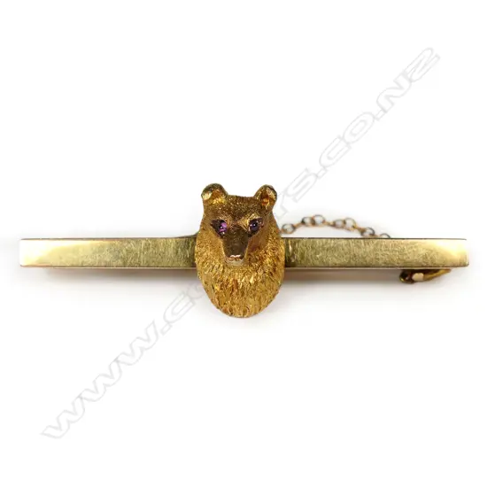 A 15ct gold bar brooch,