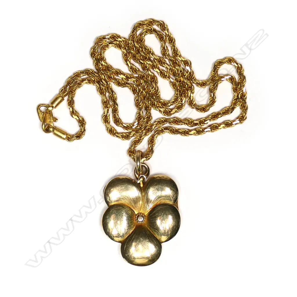 A 22ct yellow gold floral locket on 22/24ct gold chain, Image 1++