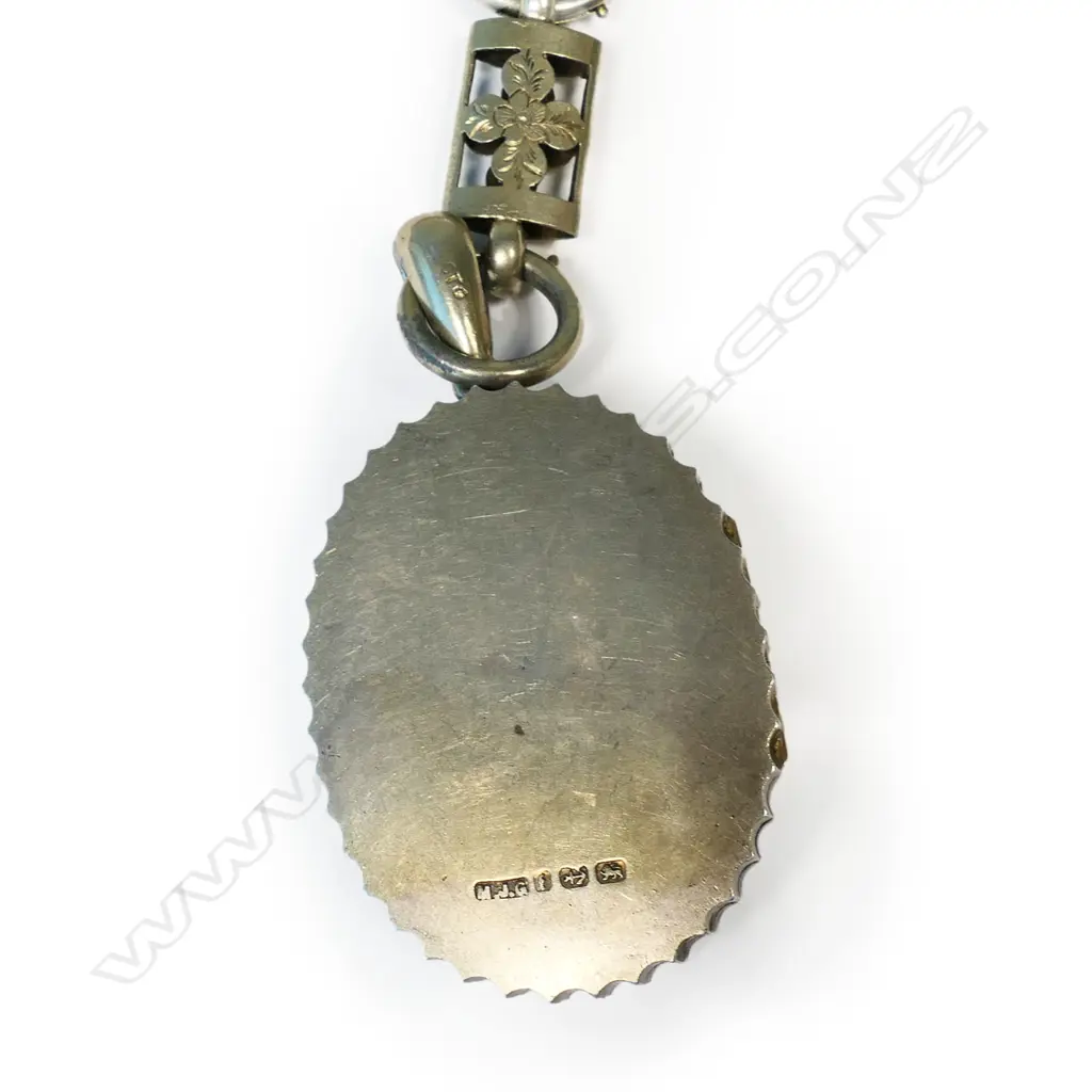 A Victorian gilded silver fancy locket and chain, Image 1++