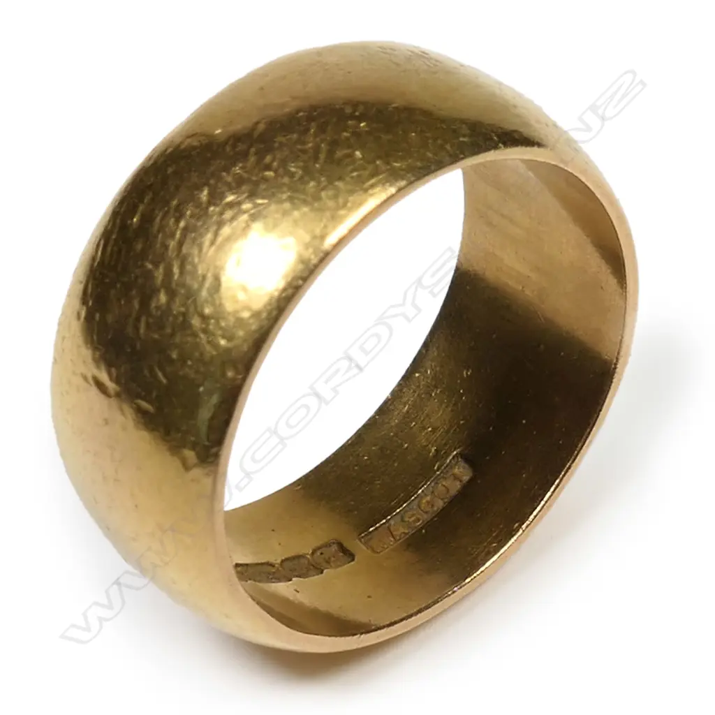 A heavy 22ct yellow gold band ring, Image 1++