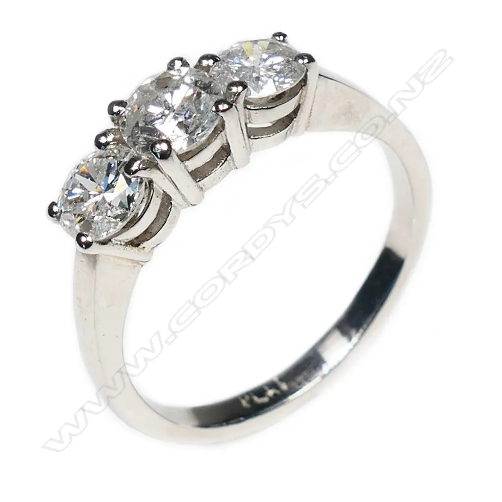 A platinum and three stone diamond ring, Image 1++