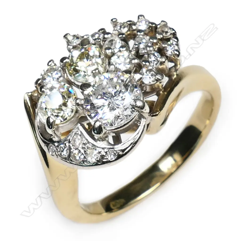 An 18ct gold and diamond cocktail ring, Image 1++