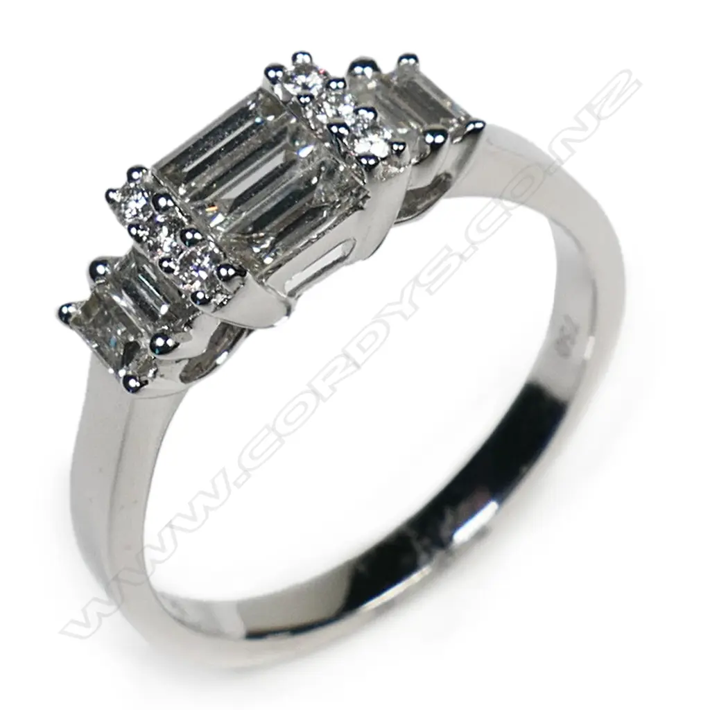 An 18ct white gold diamond cluster ring, Image 1++
