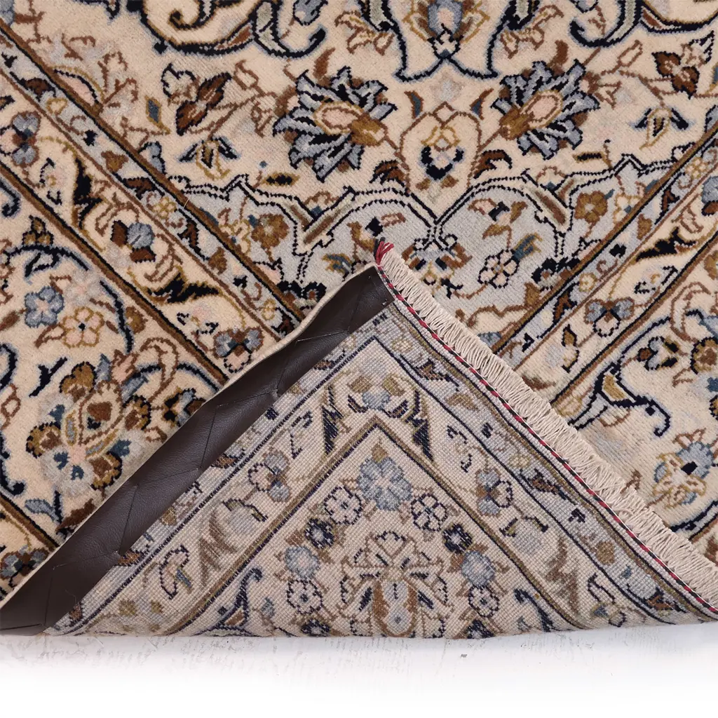 A hand-knotted Persian Kashan rug, Image 1++