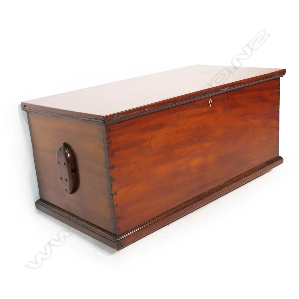 A quality Victorian mahogany large sea captain’s chest, Image 1++