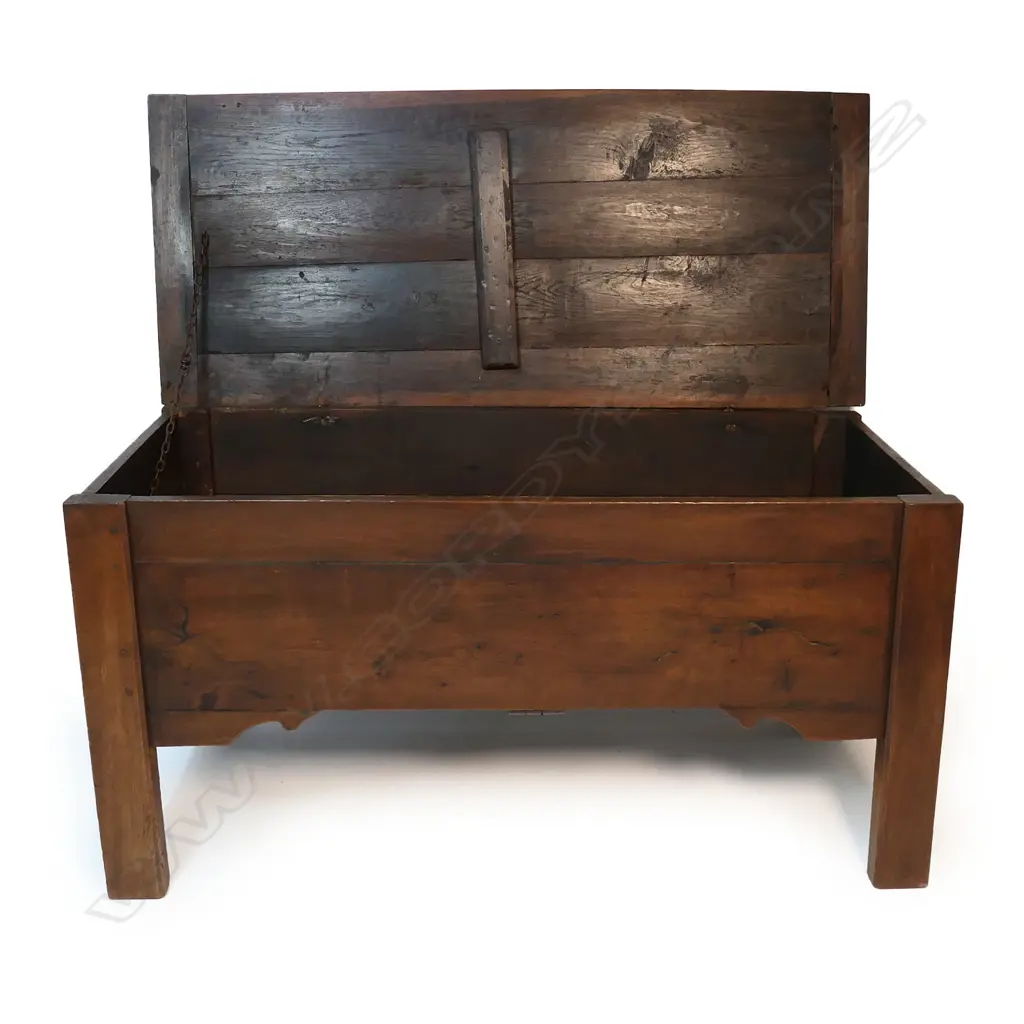An antique Continental oak country coffer, Image 1++