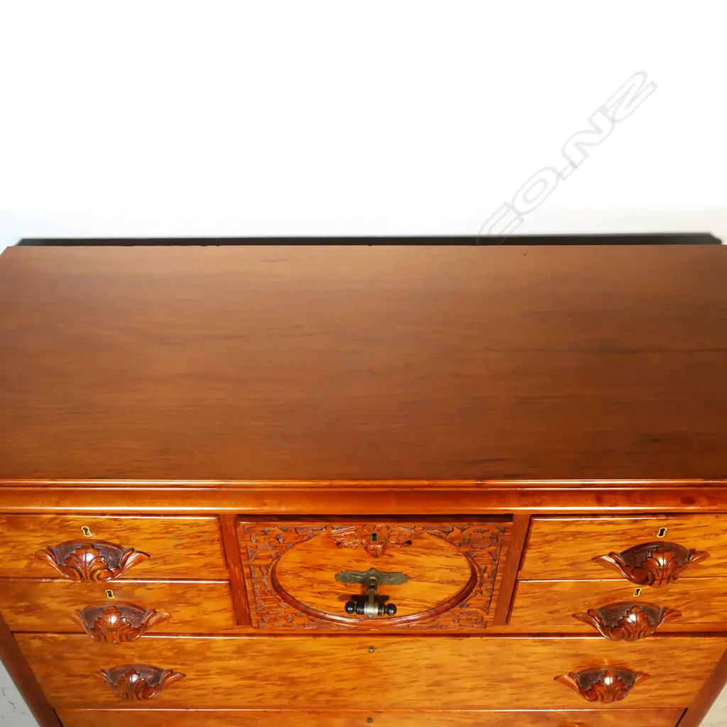 A colonial mottled kauri chest of drawers, Image 1++