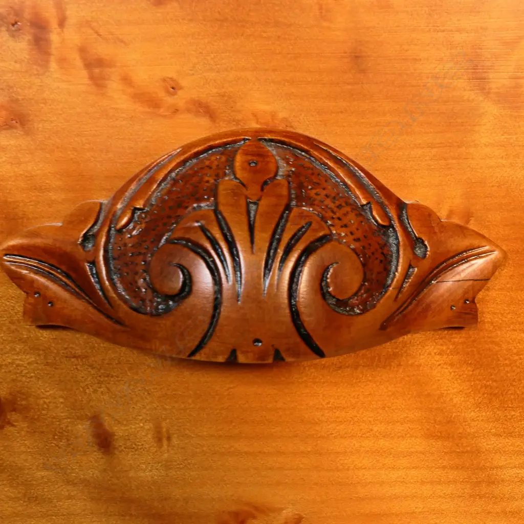 A colonial mottled kauri chest of drawers, Image 1++