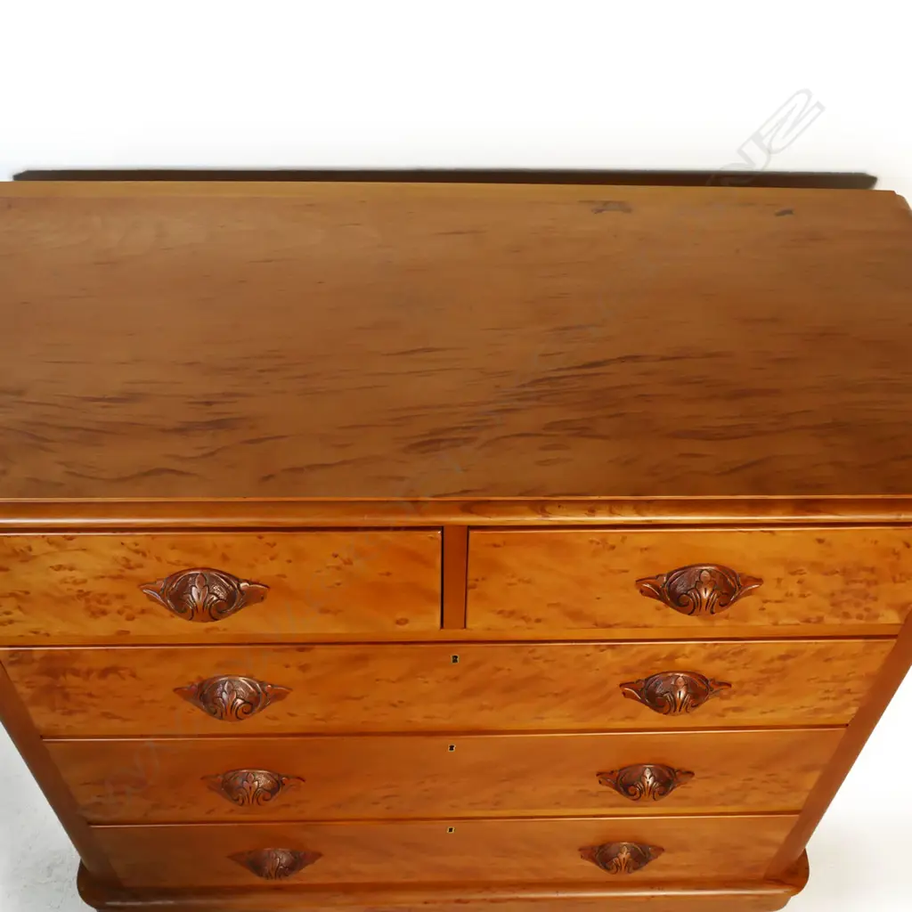 A colonial mottled kauri chest of drawers, Image 1++