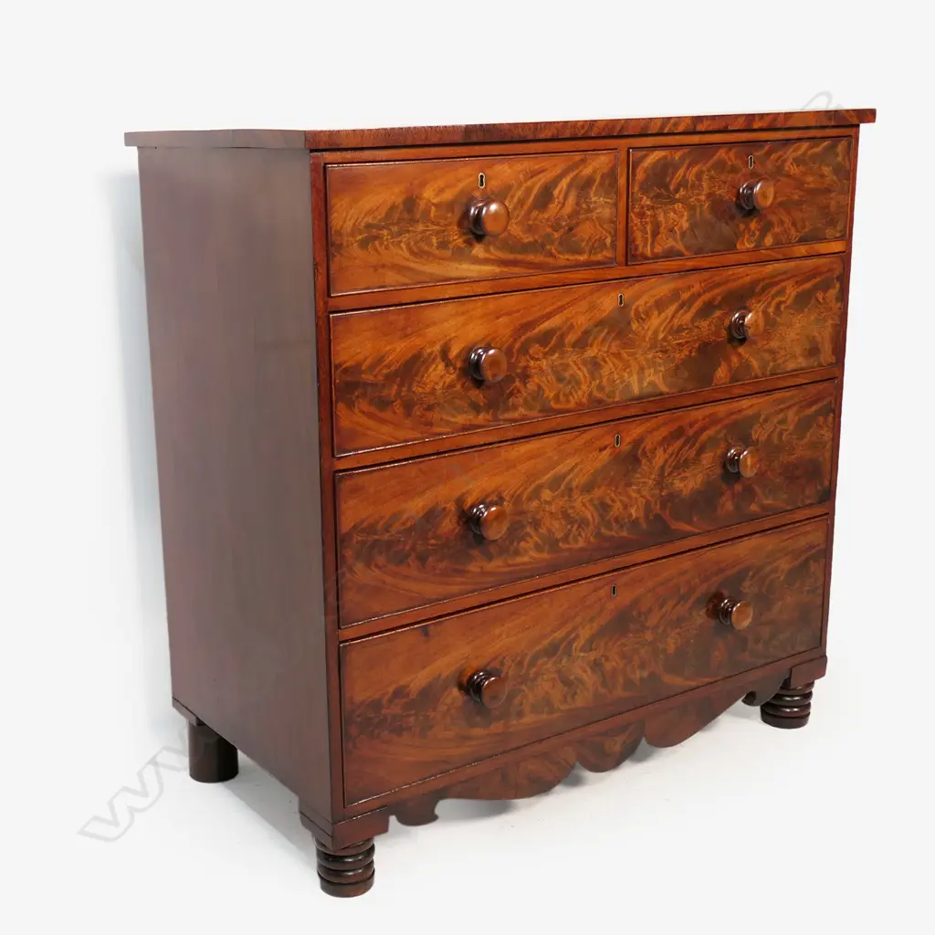 A good William IV flame mahogany five drawer chest, Image 1++