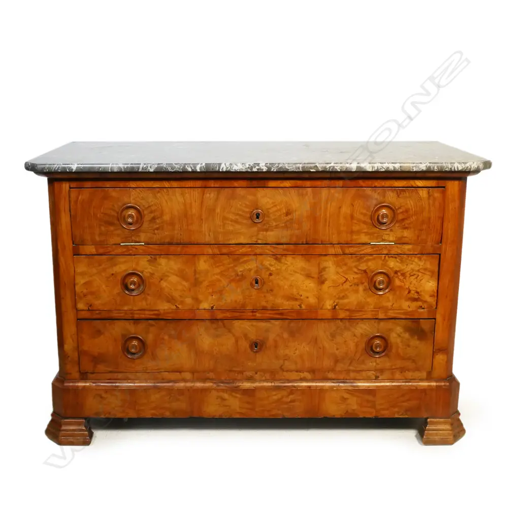 An early 19thC French Louis Philippe walnut commode, Image 1++