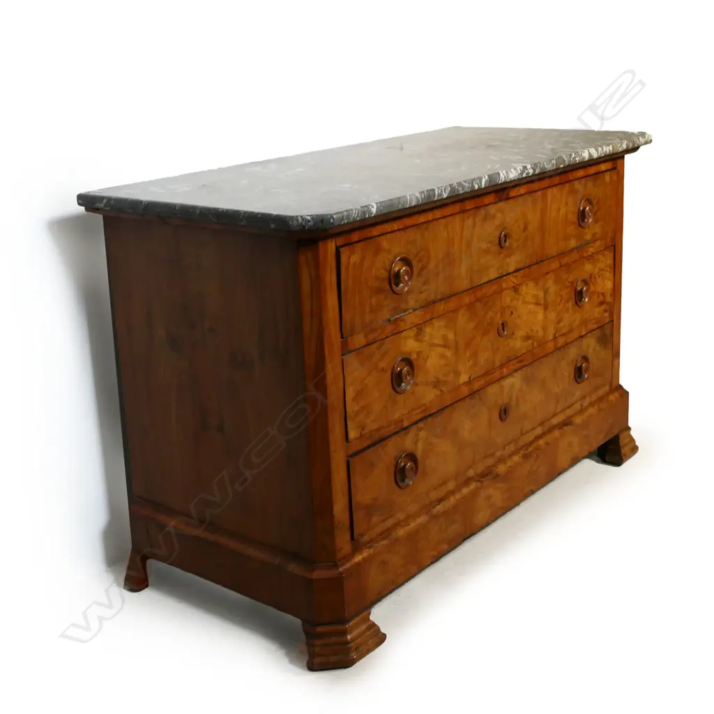An early 19thC French Louis Philippe walnut commode, Image 1++
