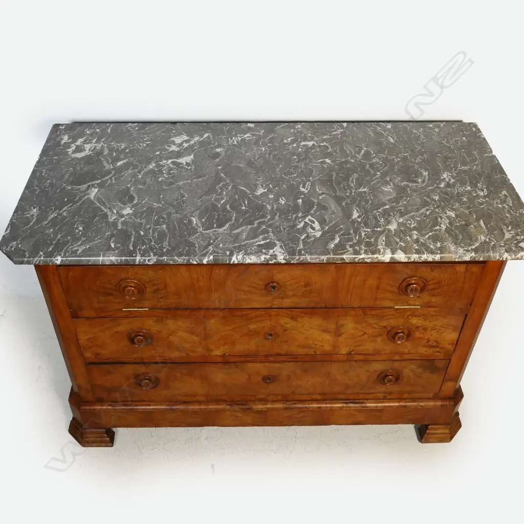 An early 19thC French Louis Philippe walnut commode, Image 1++