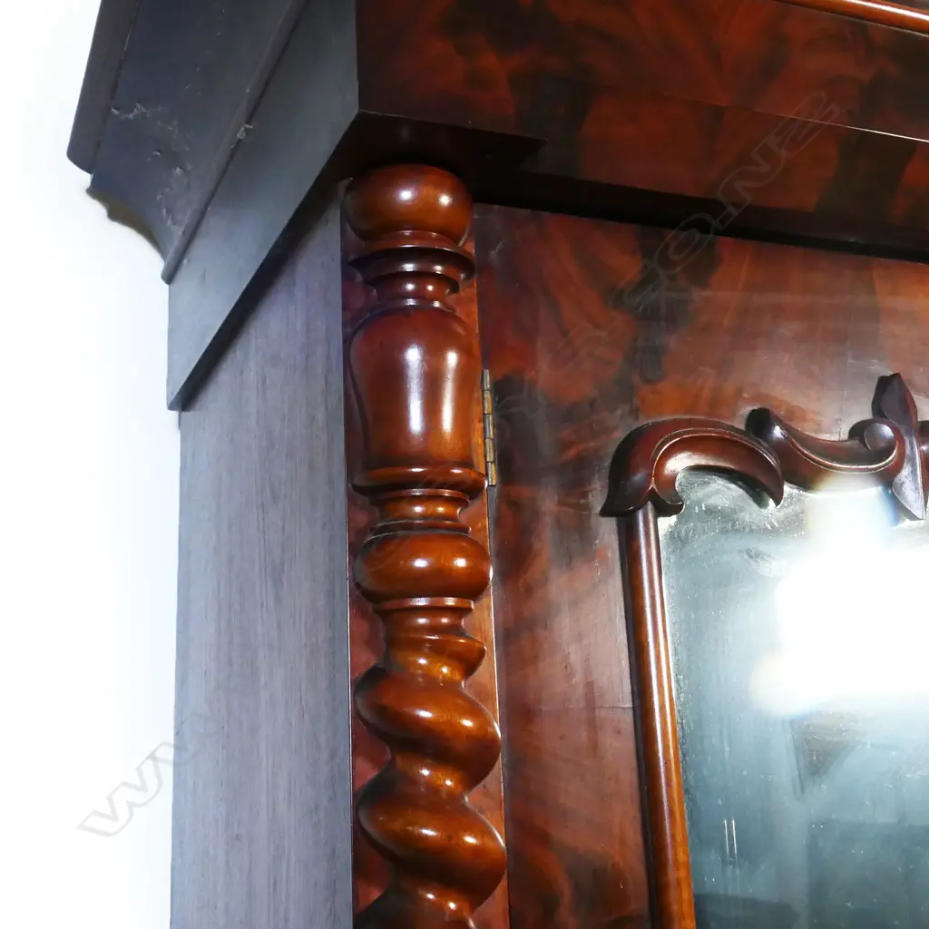 A Victorian figured mahogany linen press, Image 1++