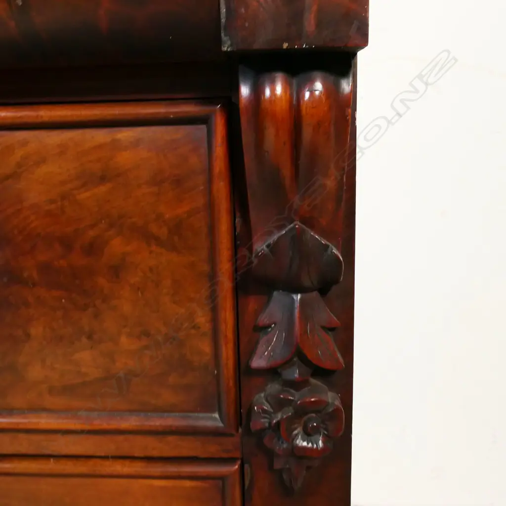 A Victorian figured mahogany linen press, Image 1++