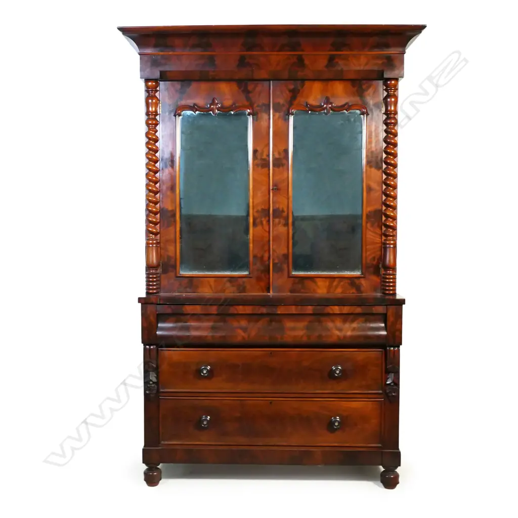 A Victorian figured mahogany linen press, Image 1++