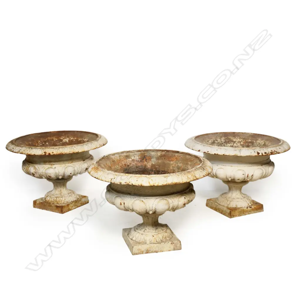 Three vintage cast iron garden urns, Image 1++