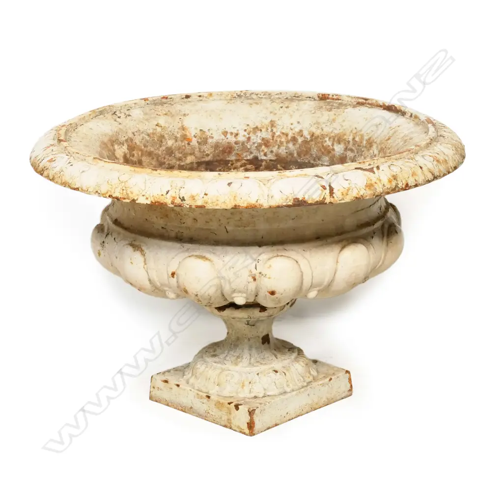 A vintage cast iron garden urn, Image 1++