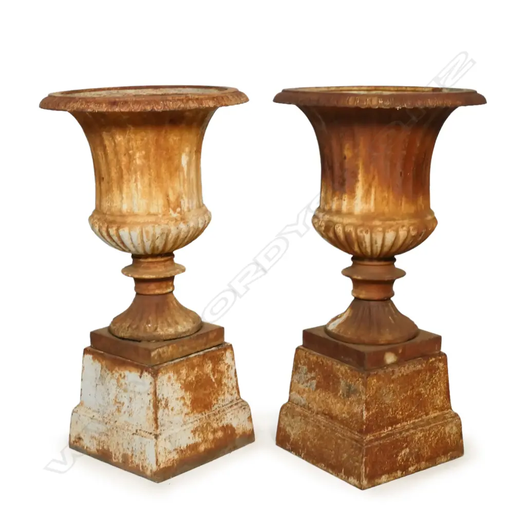 A pair of vintage cast iron garden urns, Image 1++