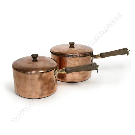 A graduated pair of vintage copper lidded pots,
