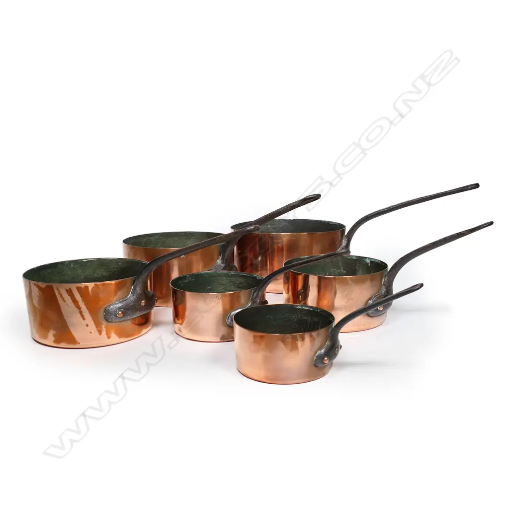 A set of six graduated copper pots, Image 1++