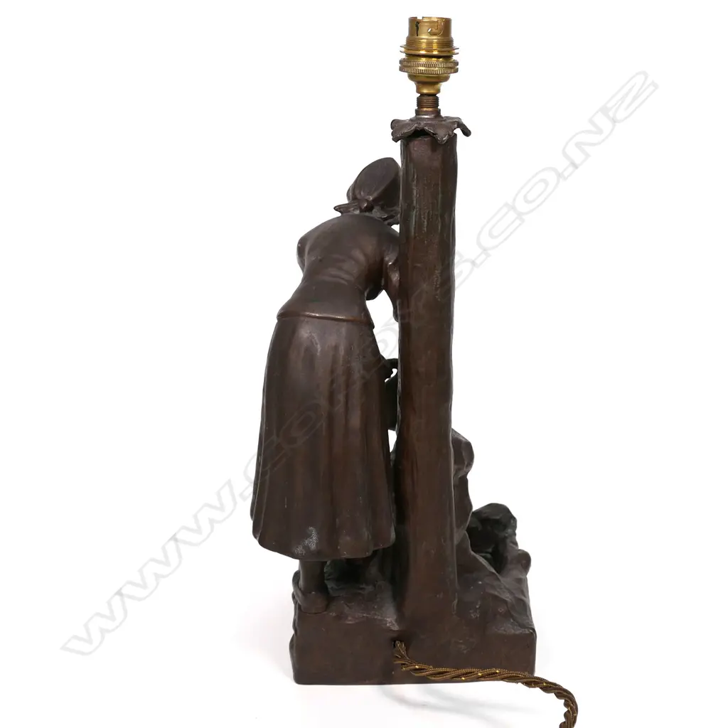 An Art Nouveau figured bronzed spelter table lamp, Image 1++