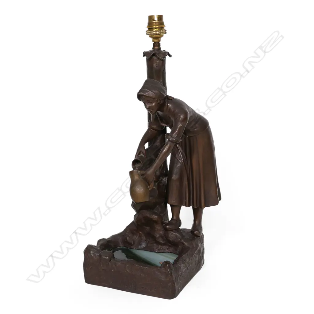 An Art Nouveau figured bronzed spelter table lamp, Image 1++