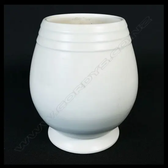 Crown Lynn small hand potted vase,