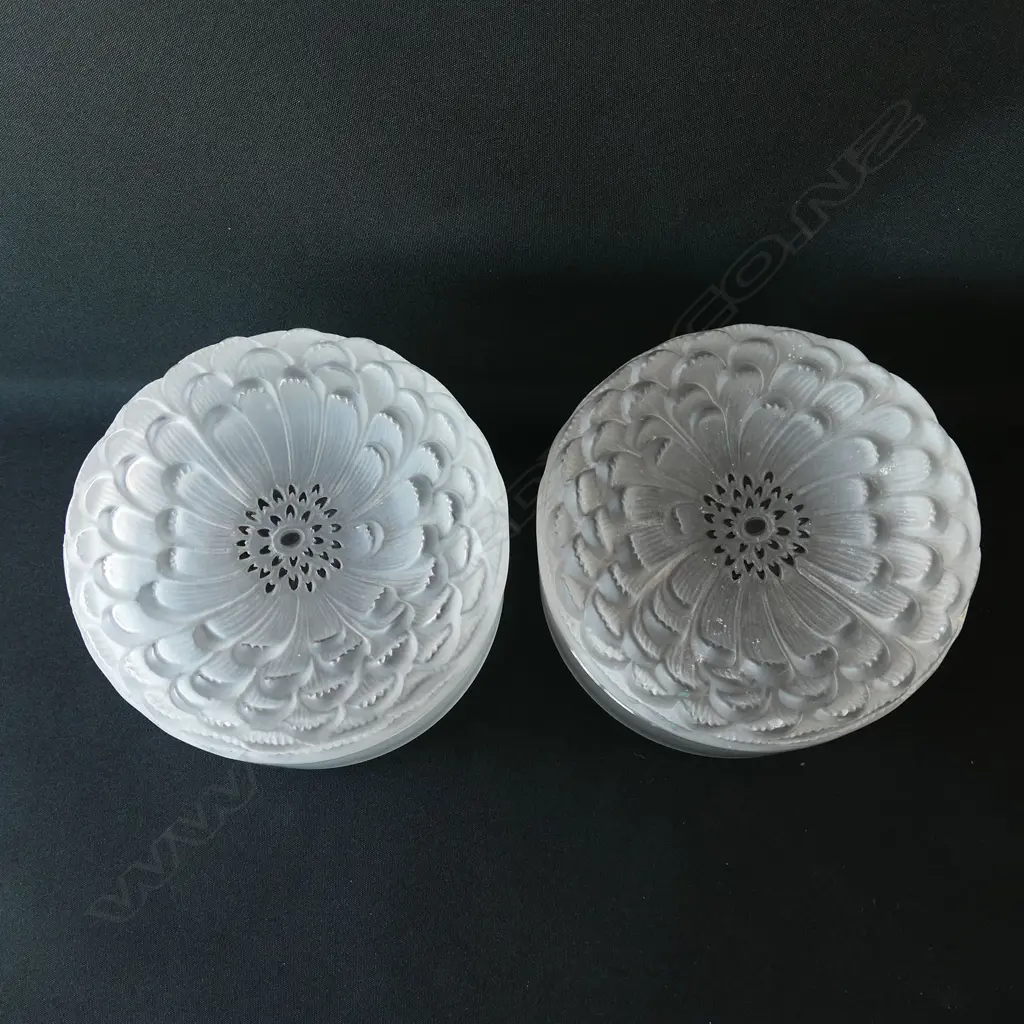 A pair of Lalique glass Dahlia dressing table boxes, Image 1++