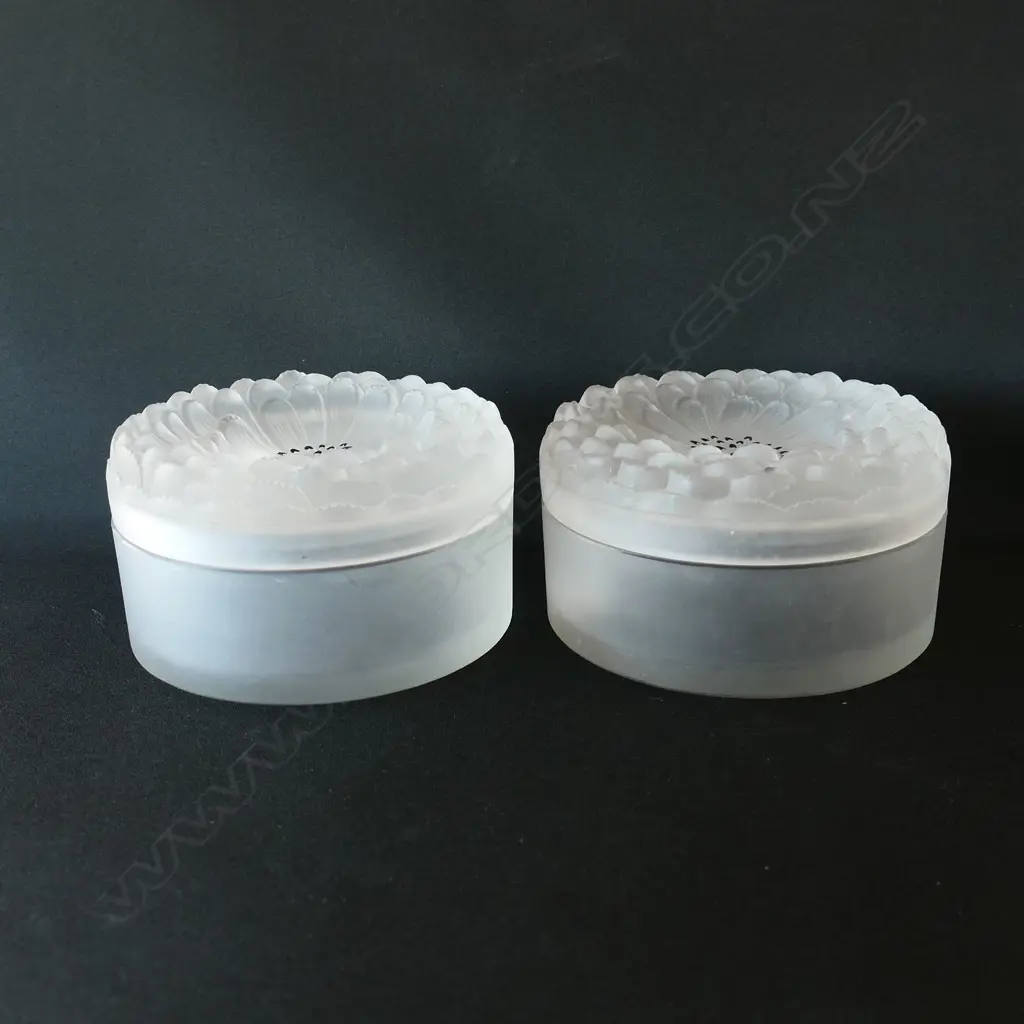 A pair of Lalique glass Dahlia dressing table boxes, Image 1++