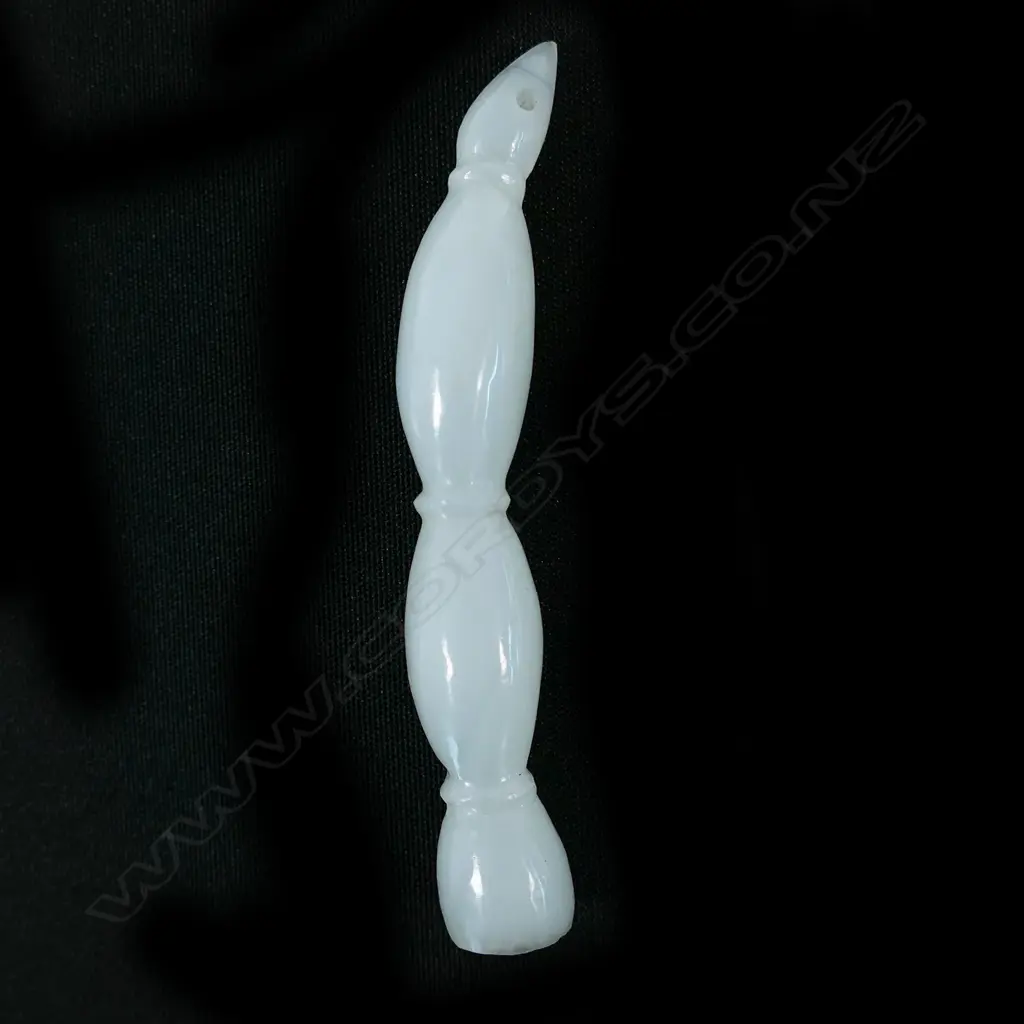 A Chinese carved white jade pod pendant, Image 1++