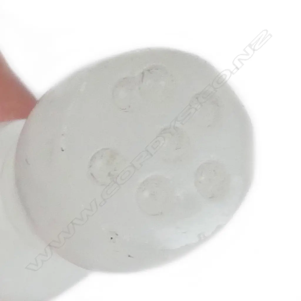 A Chinese carved white jade pod pendant, Image 1++