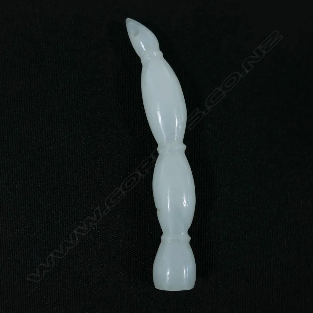 A Chinese carved white jade pod pendant, Image 1++