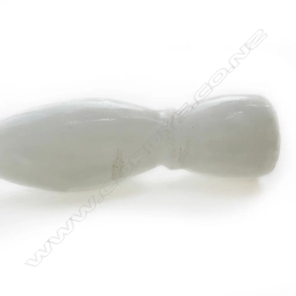 A Chinese carved white jade pod pendant, Image 1++