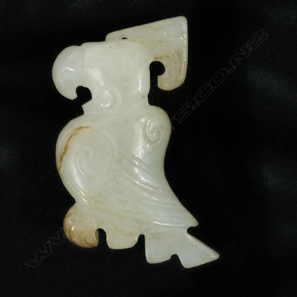 A Chinese carved jade parrot pendant, Image 1++