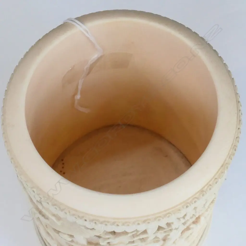 A pair of 19thC finely carved ivory brush pots, Image 1++