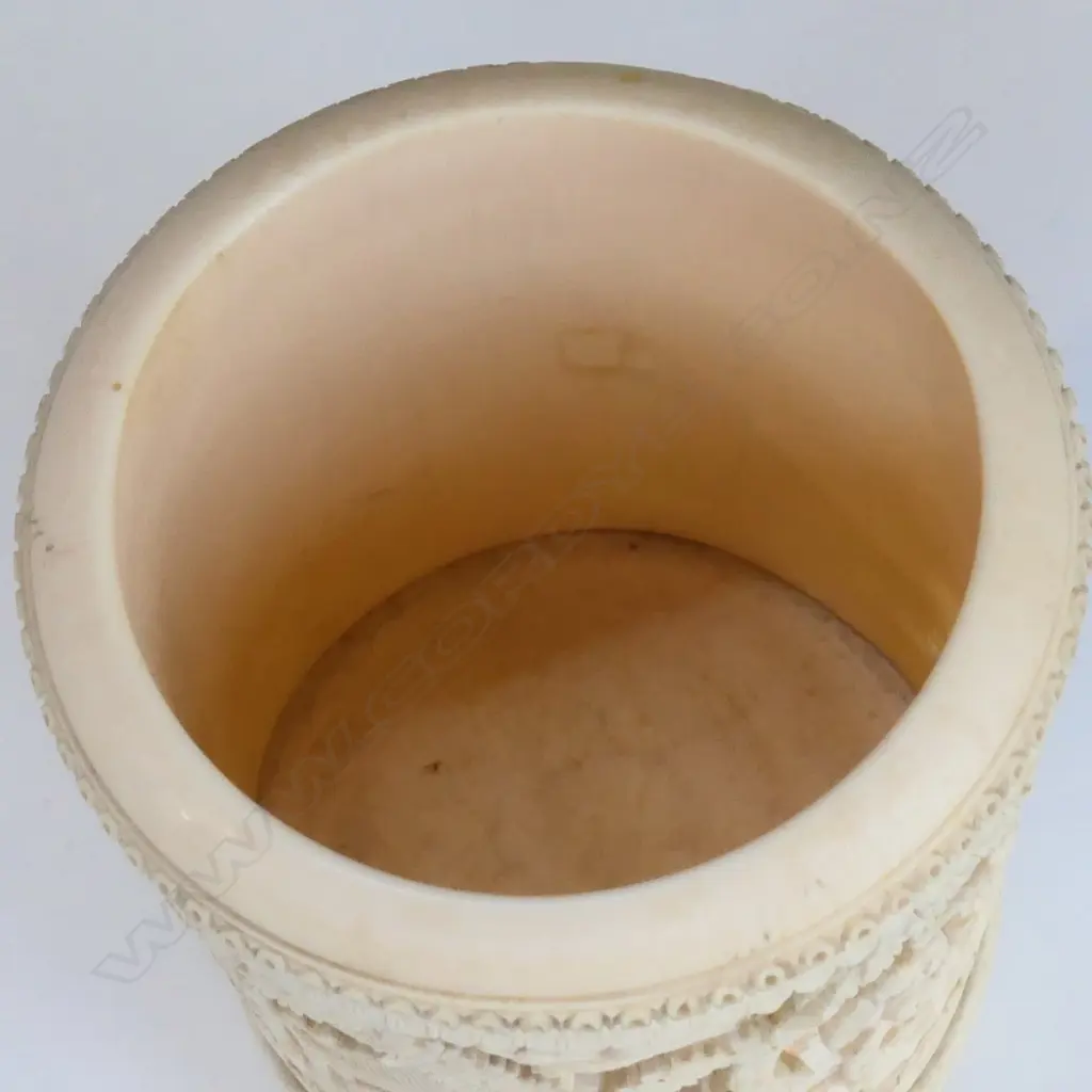 A pair of 19thC finely carved ivory brush pots, Image 1++