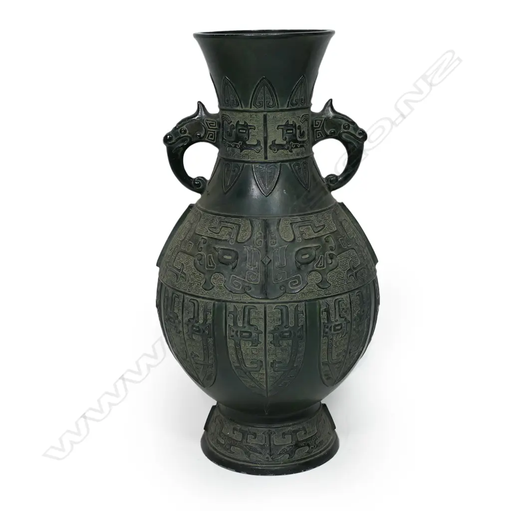 A large old Chinese bronze vase, Image 1++