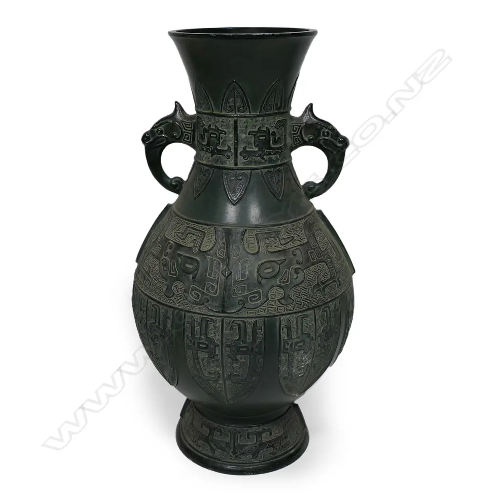 A large old Chinese bronze vase, Image 1++