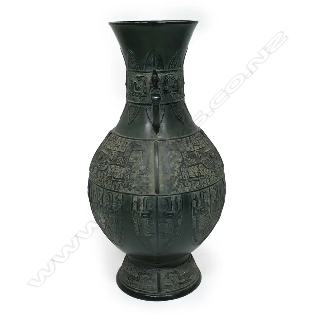 A large old Chinese bronze vase, Image 1++
