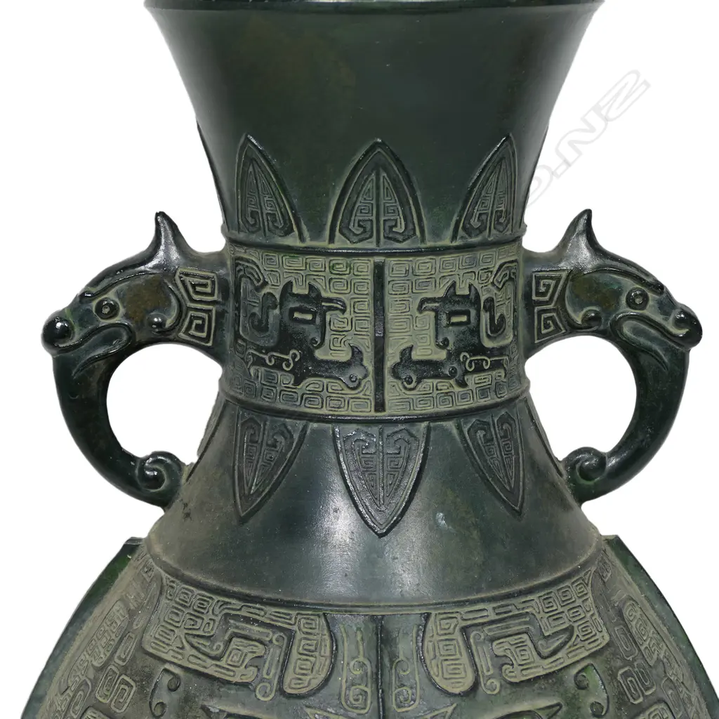 A large old Chinese bronze vase, Image 1++