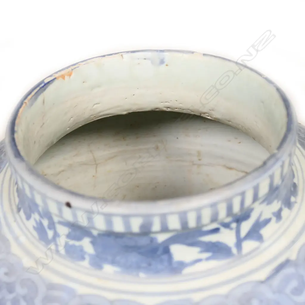 An old Chinese large blue and white reputedly Ming vase, Image 1++