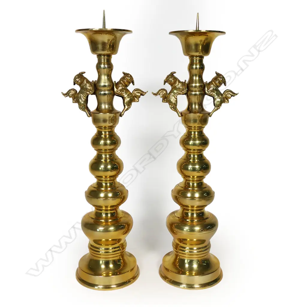 A quality vintage Oriental bronze temple set - includes pair candlesticks/rosokutate (H.480mm), a pair temple vases with removeable shishi handles plus lidded koro/potpourri. In good polish. All in original wooden box. Image 1++