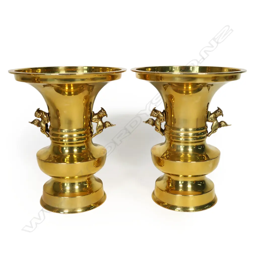 A quality vintage Oriental bronze temple set - includes pair candlesticks/rosokutate (H.480mm), a pair temple vases with removeable shishi handles plus lidded koro/potpourri. In good polish. All in original wooden box. Image 1++